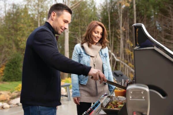 PRO665RSIBPSS-3-Web-Gallery-06-Prestige-Pro665-3-Life-Man-and-Woman-Grilling